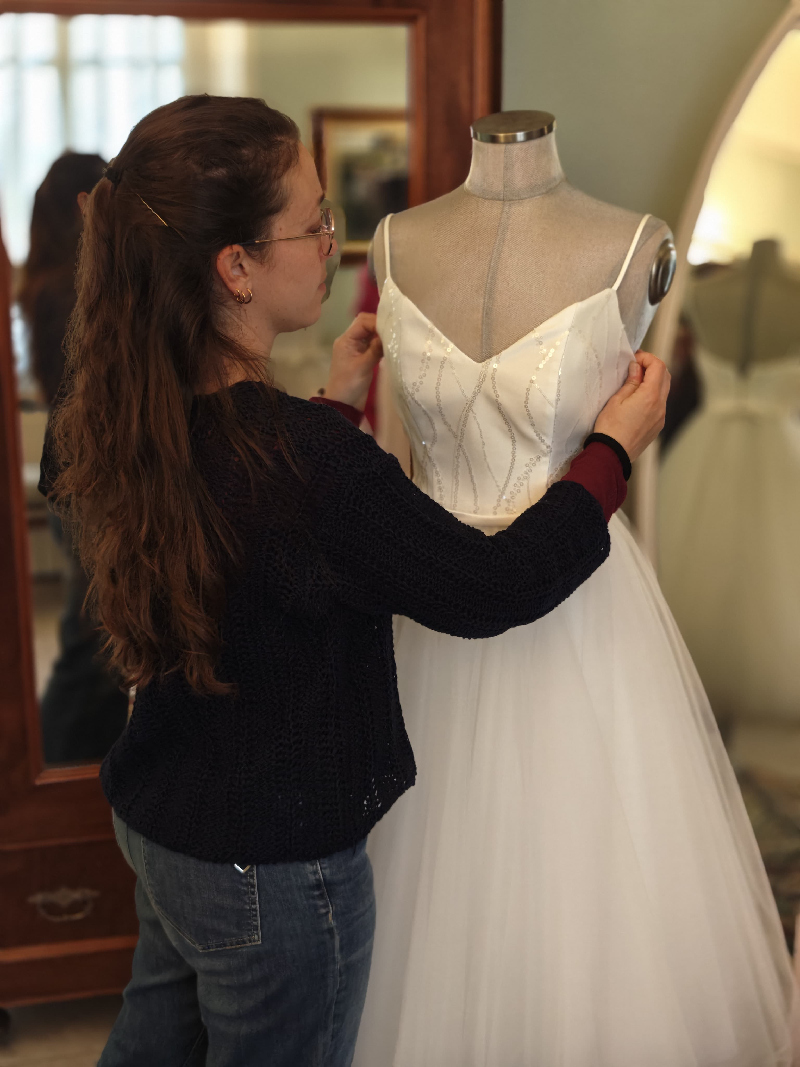 Abito da sposa per il cambio d'abito su manichino. Sartoria artigianale su misura ad Alessandria di Alinda Scudo.