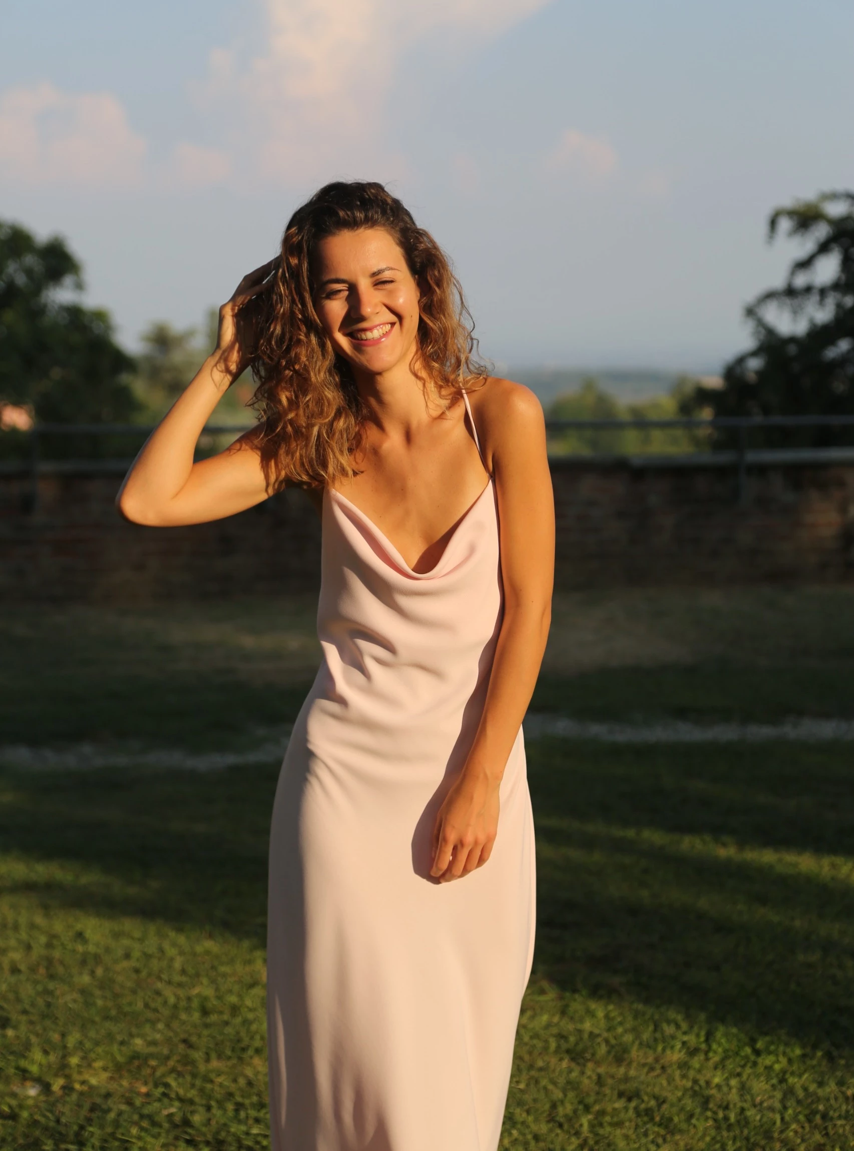 Abito rosso magenta/fucsia longuette in cady drappeggiato sul davanti con rouche e spalline sottili.